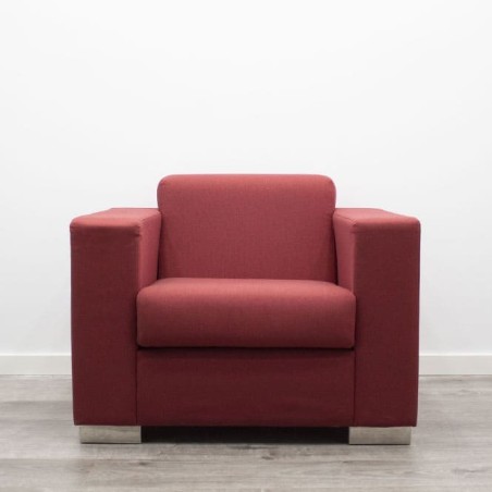 sillón de espera rojo con patas cromadas y brazos