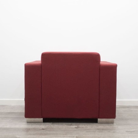 sillón de espera rojo con patas cromadas y brazos