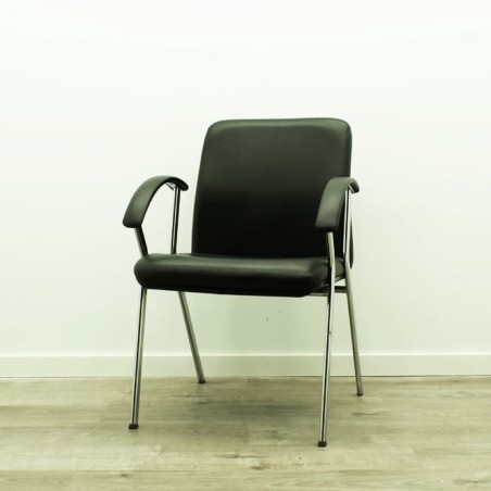 Silla confidente piel negra brazos 4 patas