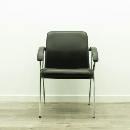 Silla confidente piel negra brazos 4 patas
