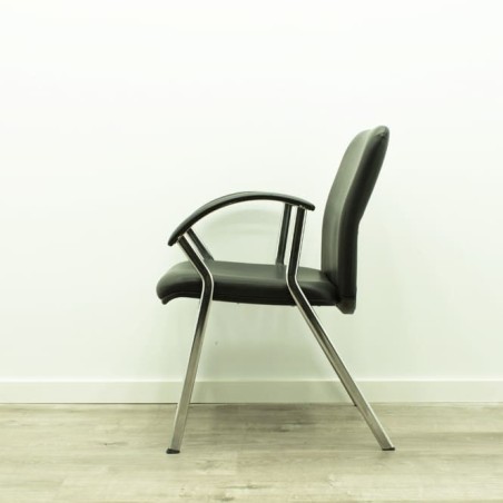 Silla confidente piel negra brazos 4 patas