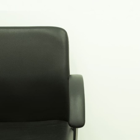 Silla confidente piel negra brazos 4 patas