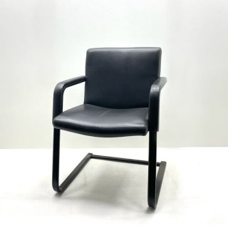 silla confidente en napel negro y base patín 2