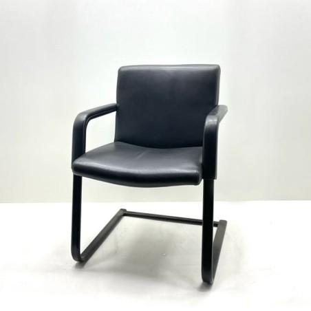 silla confidente en napel negro y base patín