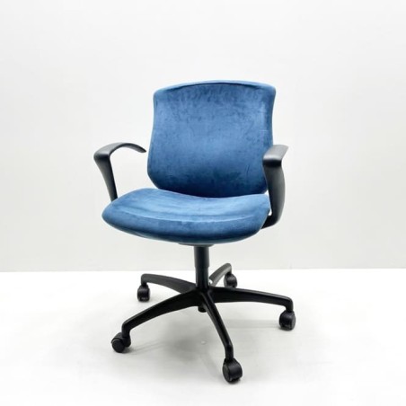 Silla operativa estructura negra en azul