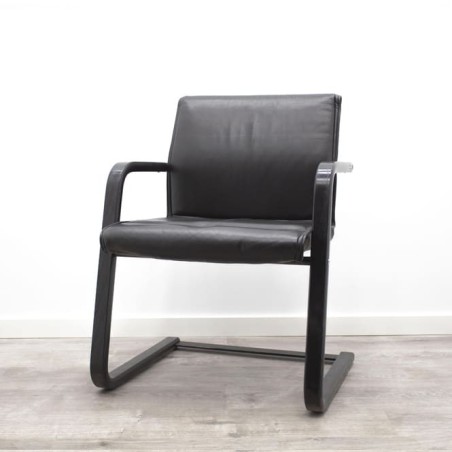 Silla confidente en napel negro con brazos fijos
