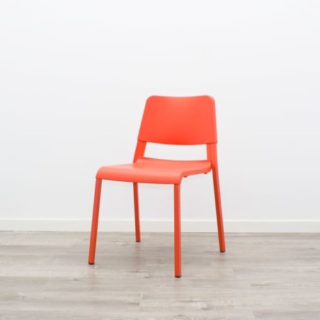 silla colectiva en naranja con 4 patas y sin brazos