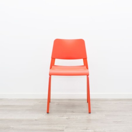 silla colectiva en naranja con 4 patas y sin brazos