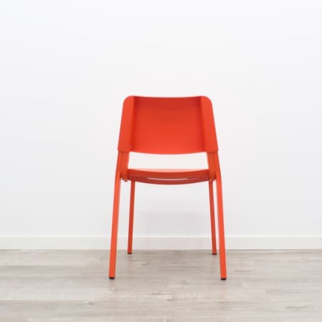 silla colectiva en naranja con 4 patas y sin brazos