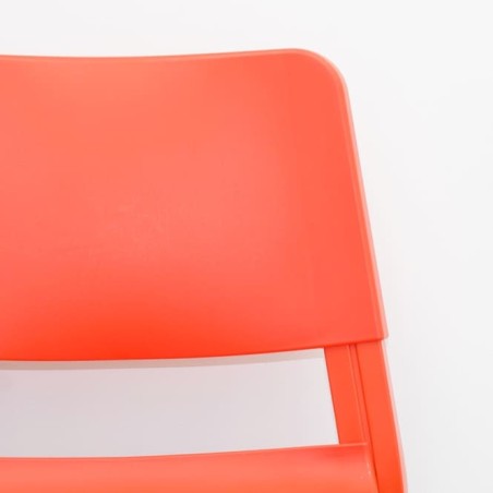 silla colectiva en naranja con 4 patas y sin brazos