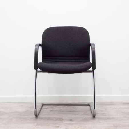 Silla confidente base patín en negro