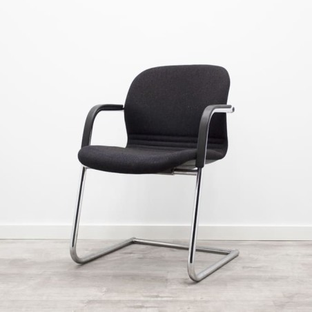 Silla confidente base patín en negro
