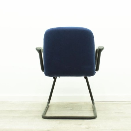 silla confidente base patin estructura negra con brazos