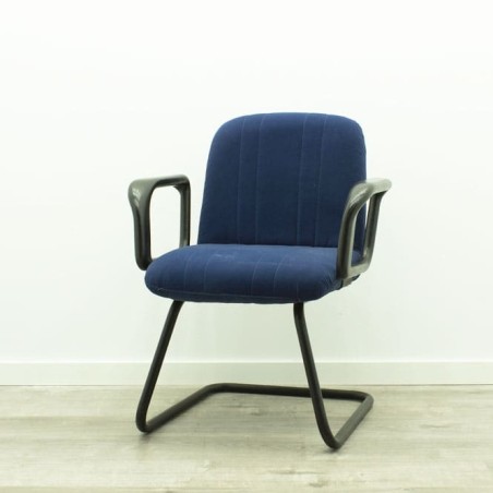 silla confidente base patin estructura negra con brazos