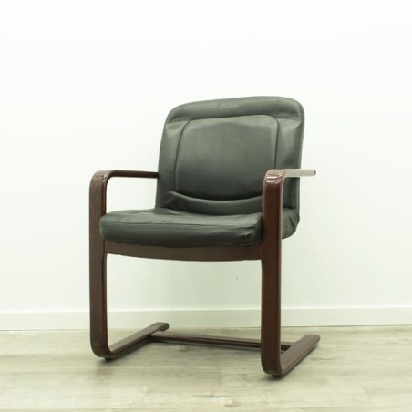 Silla confidente piel negra con base patín-de madera