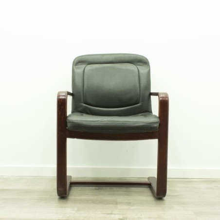 Silla confidente piel negra con base patín-de madera