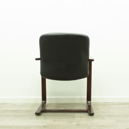 Silla confidente piel negra con base patín-de madera