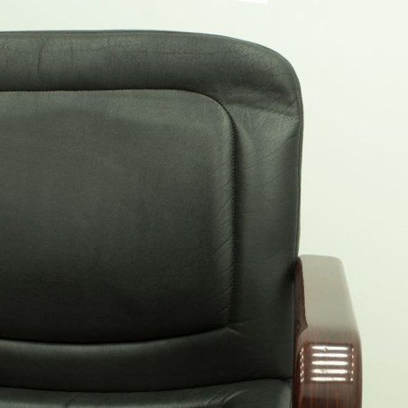 Silla confidente piel negra con base patín-de madera