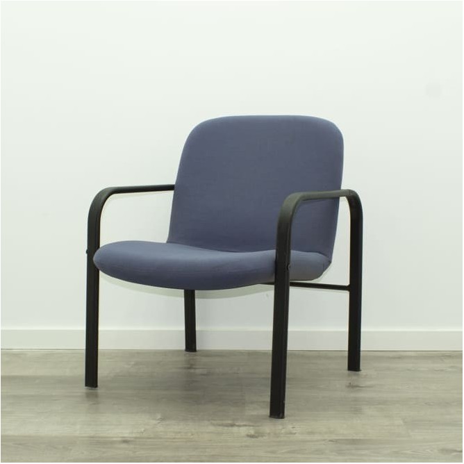 Silla confidente fija azul con brazos y estructura negra