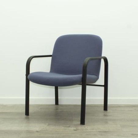 Silla confidente fija azul con brazos y estructura negra