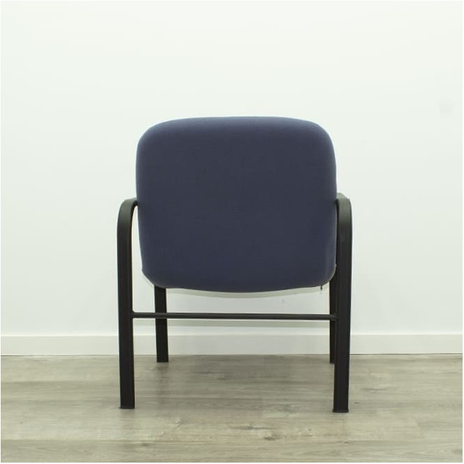 Silla confidente fija azul con brazos y estructura negra