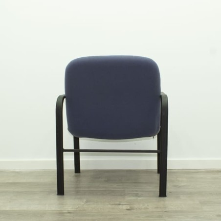 Silla confidente fija azul con brazos y estructura negra