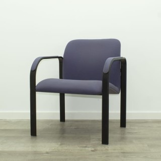Silla confidente azul fija estructura negra con brazos 2