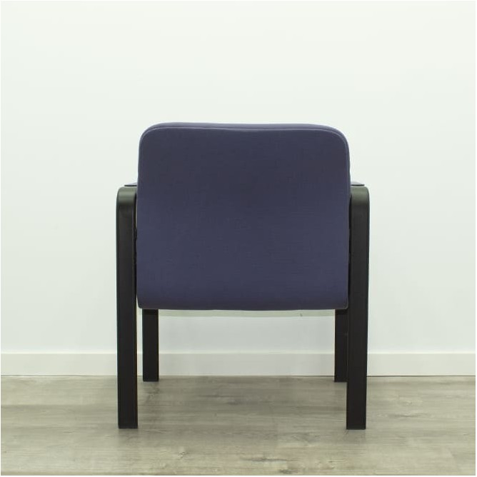 Silla confidente azul fija estructura negra con brazos