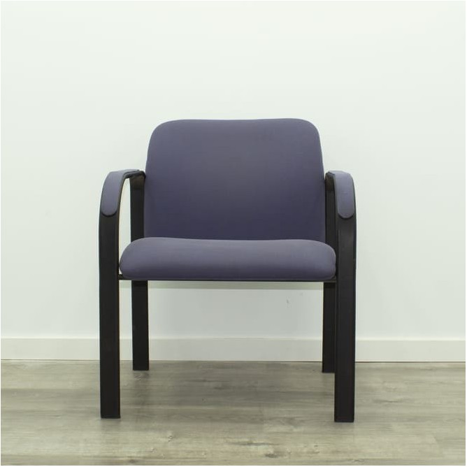 Silla confidente azul fija estructura negra con brazos