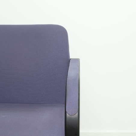 Silla confidente azul fija estructura negra con brazos
