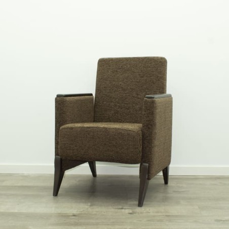 Silla de espera marrón con estructura de madera