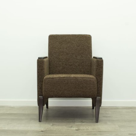Silla de espera marrón con estructura de madera