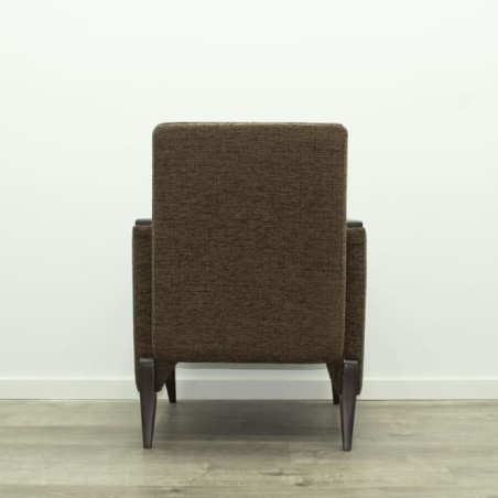 Silla de espera marrón con estructura de madera