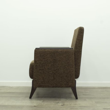 Silla de espera marrón con estructura de madera