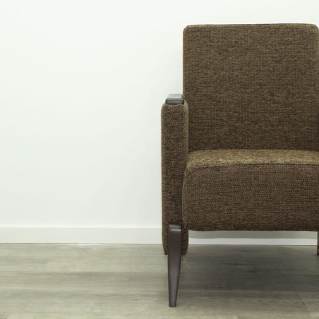 Silla de espera marrón con estructura de madera