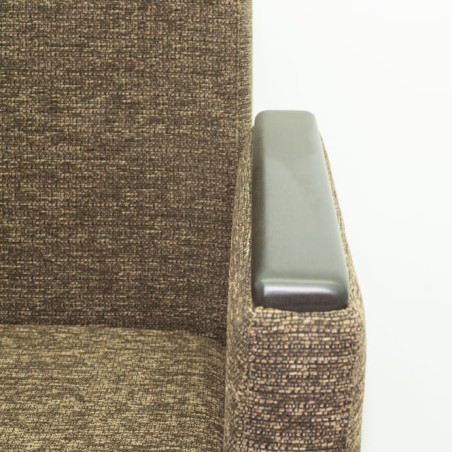 Silla de espera marrón con estructura de madera