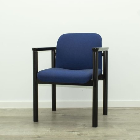 Silla confidente madera negra con brazos tapizado azul