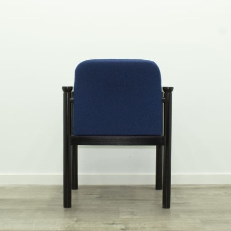 Silla confidente madera negra con brazos tapizado azul