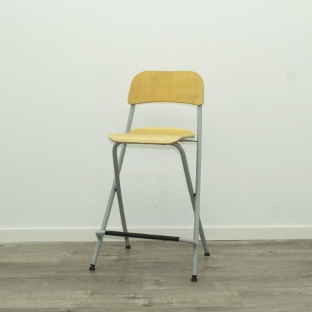 taburete plegable madera y estructura gris con respaldo