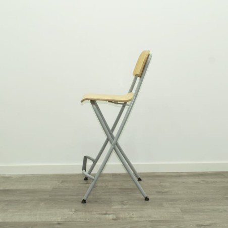 taburete plegable madera y estructura gris con respaldo