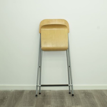 taburete plegable madera y estructura gris con respaldo