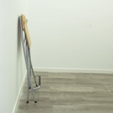 taburete plegable madera y estructura gris con respaldo