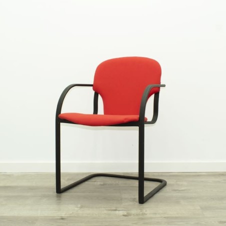 Silla confidente roja con base patín estructura negra