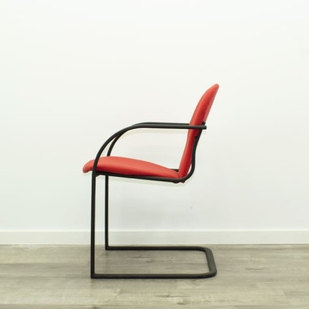 Silla confidente roja con base patín estructura negra
