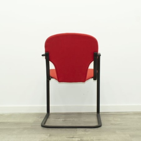 Silla confidente roja con base patín estructura negra