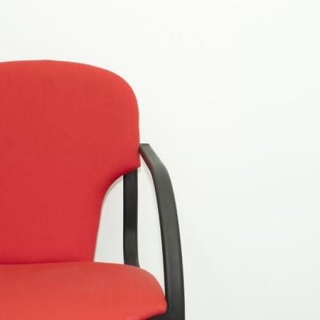 Silla confidente roja con base patín estructura negra