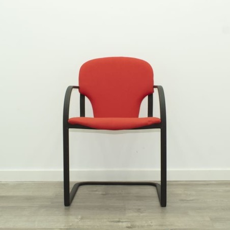 Silla confidente roja con base patín estructura negra