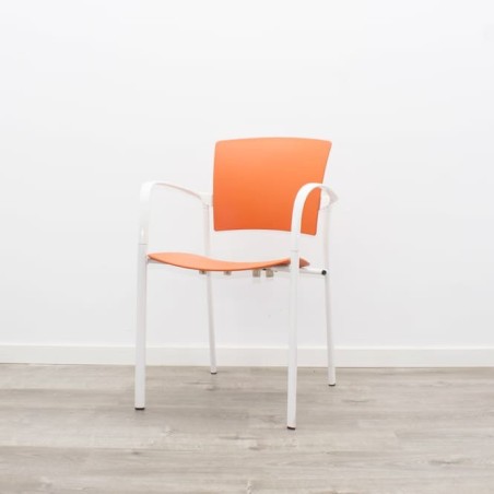 Silla colectividad ENEA naranja con brazos estructura blanca