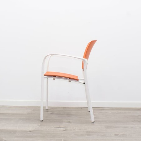 Silla colectividad ENEA naranja con brazos estructura blanca