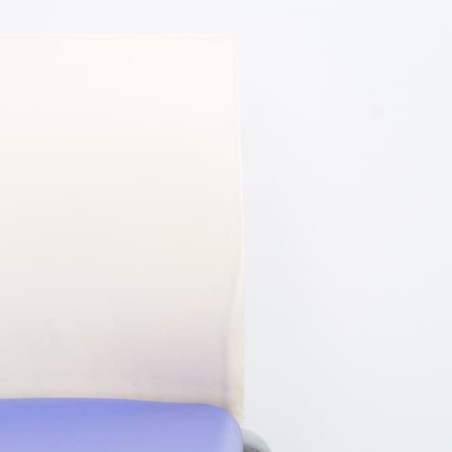 Silla colectividad Steelcase asiento morado respaldo blanco sin brazos